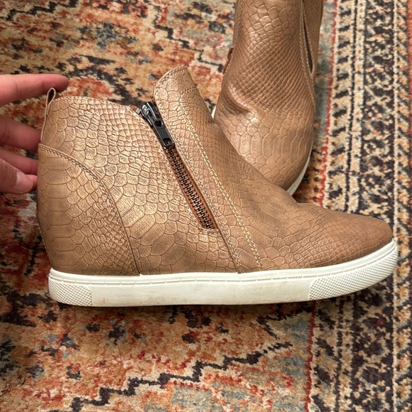 Outwoods Tan Textured wedge sneaker - Picture 2 of 4